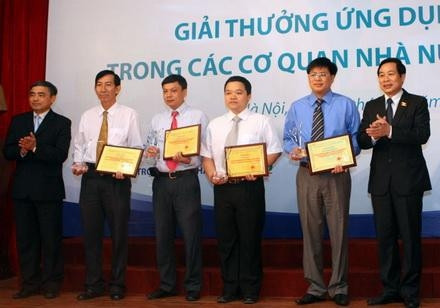 Lãnh đạo Bộ TT-TT trao chứng nhận cho các đơn vị đoạt giải.