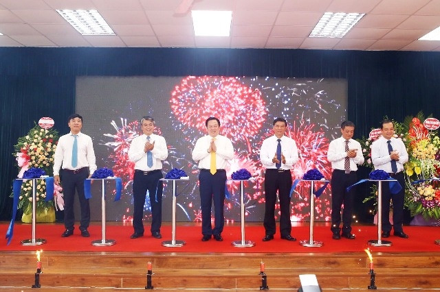 Lễ cắt băng khánh thành nhà máy.