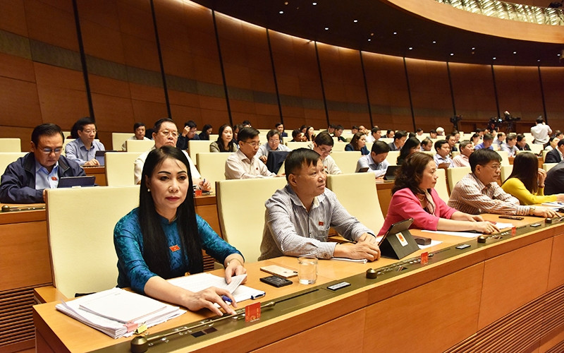 Đoàn đại biểu Quốc hội tỉnh Vĩnh Phúc tham gia biểu quyết, sáng 14-11.