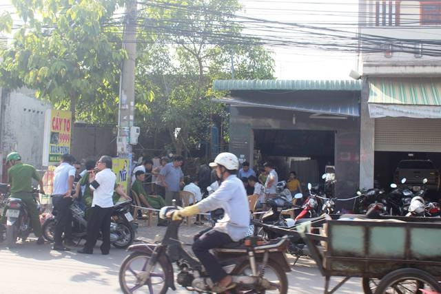 Cơ quan Cảnh sát điều tra Công an tỉnh Đồng Nai phong tỏa khu vực nhà trọ, nơi xảy ra vụ trọng án, khám nghiệm hiện trường phục vụ công tác điều tra.