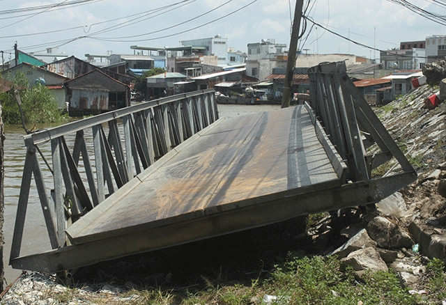 Cây cầu bị sập nhịp giữa.