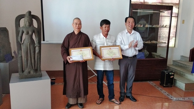 Lãnh đạo tỉnh Vĩnh Long trao tặng Bằng khen và số tiền 75 triệu đồng cho hai cá nhân phát hiện và tự nguyện giao nộp tượng nữ thần.