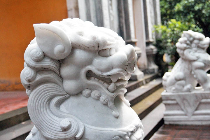 Đôi sư tử đá canh cửa ở chùa Gia Quất, Long Biên (Hà Nội). 