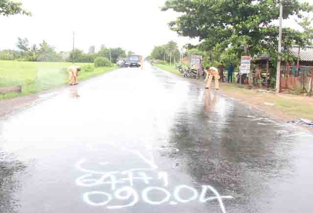 Cảnh sát giao thông đang khám nghiệm hiện trường vụ tai nạn giao thông làm ba người tử vong.