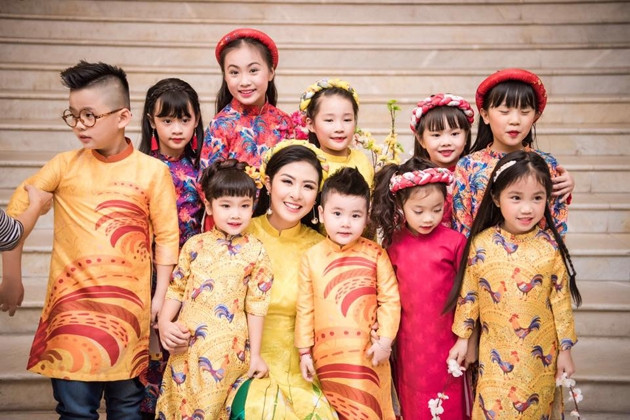 Hoa hậu Ngọc Hân và bộ sưu tập áo dài năm Đinh Dậu.