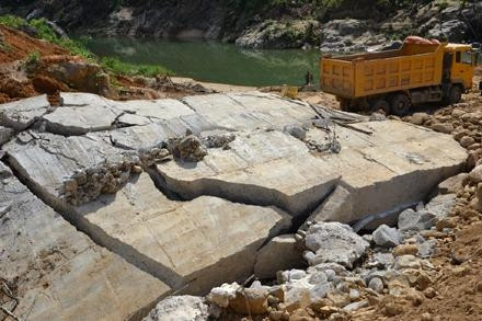 Đập tràn thủy điện Đác Mek 3 nứt toác.