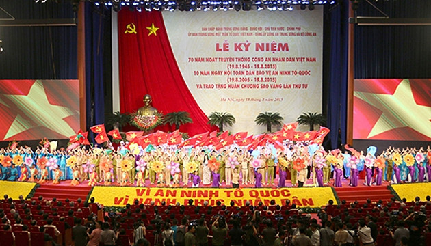 Lễ kỷ niệm 70 năm Ngày truyền thống CAND Việt Nam, mười năm Ngày hội toàn dân bảo vệ an ninh Tổ quốc được diễn ra trang trọng tại Trung tâm hội nghị quốc gia Mỹ Đình (Hà Nội).