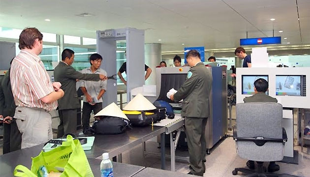 Kiểm tra an ninh soi chiếu tại Cảng HKQT Tân Sơn Nhất.