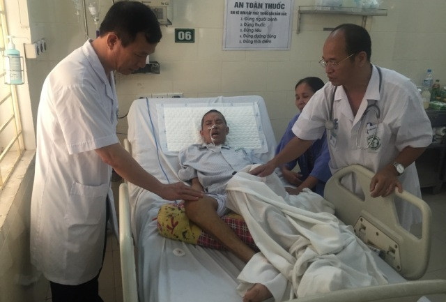  Các bác sĩ đang đánh giá tình trạng người bệnh trước khi cho ra viện.