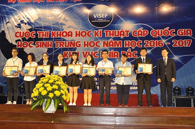 Lễ trao bằng khen và phần thưởng tặng các học sinh đoạt giải nhất cuộc thi khoa học, kỹ thuật cấp quốc gia khu vực phía bắc năm học 2016 - 2017.