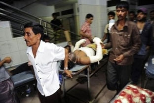 Cấp cứu nạn nhân trong vụ cháy
ở thủ đô Đắc-ca.