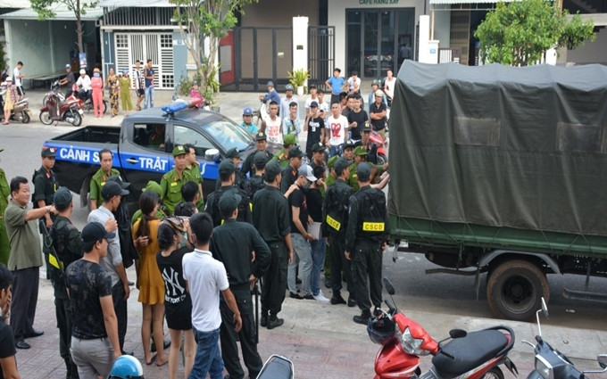 Lực lượng công an kiểm tra cơ sở kinh doanh karaoke Paradise.