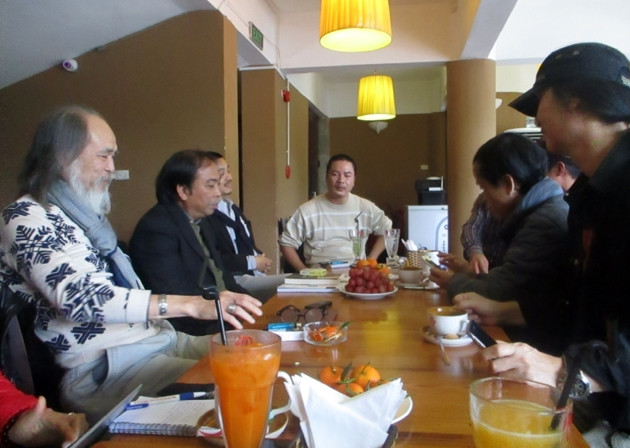 Họa sĩ Phạm Kiên và các bạn bè trong buổi giới thiệu triển lãm.