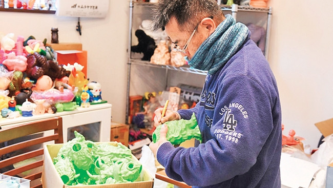 Ông Yuji Mauyamma và các sản phẩm của công ty.