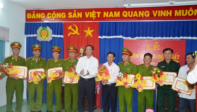 Bí thư và Chủ tịch UBND thị xã Tân Uyên (áo trắng, đứng giữa) trao giấy khen và phần thưởng đột xuất cho các tập thể và cá nhân.