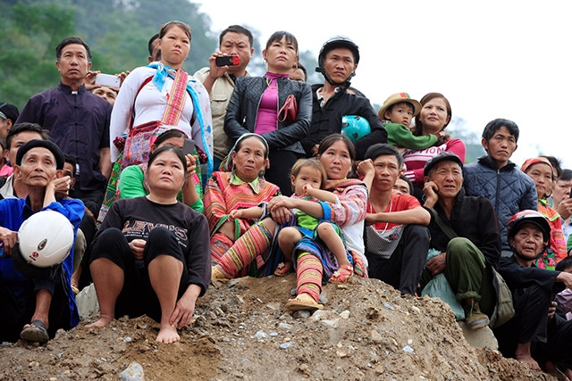 Người Xín Mần dự khánh thành cầu Cốc Pài - nơi được coi là điểm nhấn để khai thác, thúc đẩy dịch vụ du lịch của địa phương.