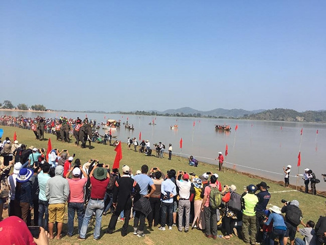 Đông đảo người dân địa phương và khách du khách đến xem, cổ vũ cho Lễ hội đua voi và thuyền độc mộc ở huyện Lắc.