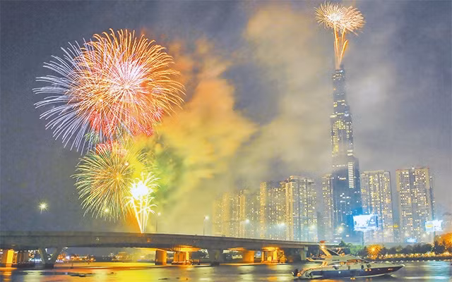 Chương trình pháo hoa nghệ thuật chào mừng Ngày giải phóng hoàn toàn miền nam, thống nhất đất nước tại TP Hồ Chí Minh. Ảnh: Thanh Vũ (TTXVN)