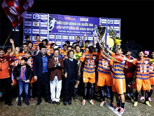Ðội V.Ninh Bình ăn mừng Siêu Cúp quốc gia 2013.