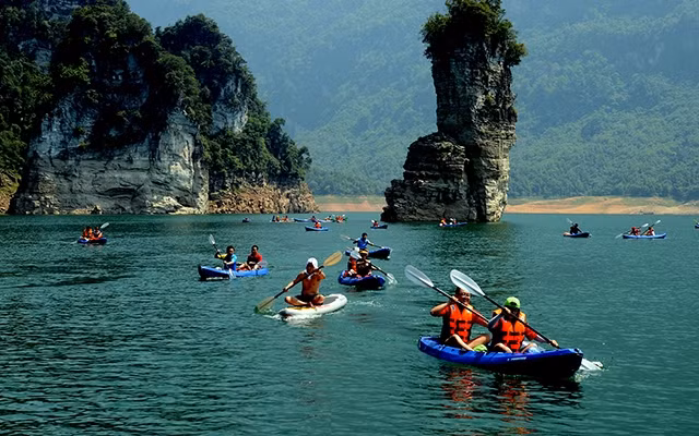 Khách du lịch chèo thuyền kayak trên hồ thủy điện Tuyên Quang. Ảnh: HÀ THẾ ĐÔ