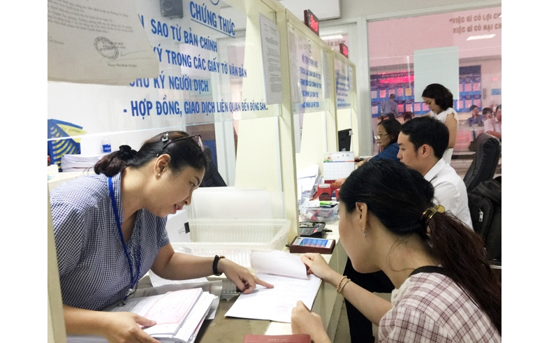 Người dân làm thủ tục hành chính tại bộ phận tiếp nhận và trả hồ sơ một cửa của UBND quận 3.