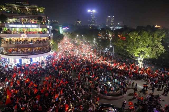 Rừng cờ đỏ sao vàng tại quảng trường Đông kinh Nghĩa thục. (Ảnh: Như Ý)