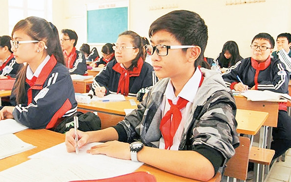 Học sinh lớp 9 Trường THCS Lê Quý Ðôn (quận Cầu Giấy) trong giờ ôn tập. Ảnh: CHIẾN CÔNG