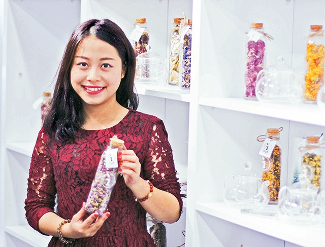 Phụ nữ khởi nghiệp đang rất cần những chính sách hỗ trợ vốn tài chính và vốn phi tài chính. Trong ảnh: Mai Mỹ Linh - Cô gái khởi nghiệp thành công từ những bình trà hoa. Ảnh: PHƯƠNG BÌNH