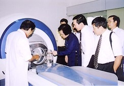 Bộ trưởng y tế Trần Thị Trung Chiến
đến thăm Trung tâm Phẫu thuật
bằng dao Gamma.