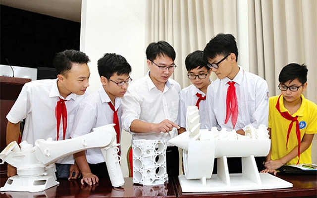 Học sinh Trường THCS Trưng Vương (quận Hoàn Kiếm, Hà Nội) trong giờ thực hành. Ảnh: ÐỨC KIÊN