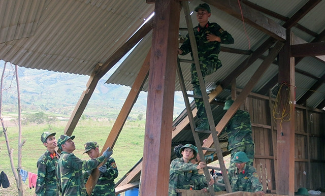 Cán bộ, chiến sĩ Bộ Chỉ huy Quân sự tỉnh Ðác Lắc giúp đồng bào dân tộc thiểu số ở huyện vùng sâu Krông Bông sửa chữa nhà cửa.