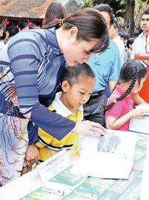 Ngày sách Việt Nam 21-4 tại Văn Miếu - Quốc Tử Giám.