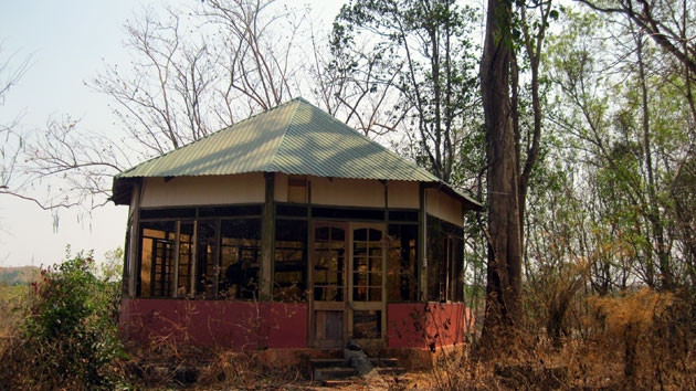 Một chòi nghỉ tại điểm du lịch sinh thái thác Trinh Nữ, huyện Cư Giút bị bỏ hoang nhiều năm nay và ngày càng xuống cấp nghiêm trọng.