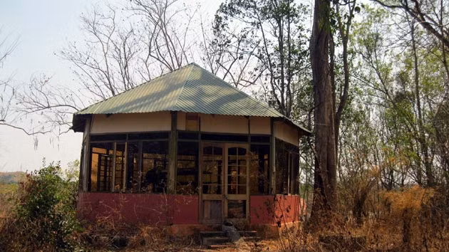 Một chòi nghỉ tại điểm du lịch sinh thái thác Trinh Nữ, huyện Cư Giút bị bỏ hoang nhiều năm nay và ngày càng xuống cấp nghiêm trọng.