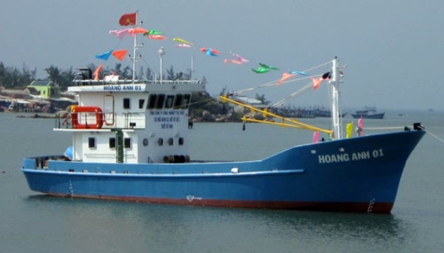 Tàu vỏ thép Hoàng Anh 01 neo đậu tại cảng Sa Kỳ - Quảng Ngãi. 