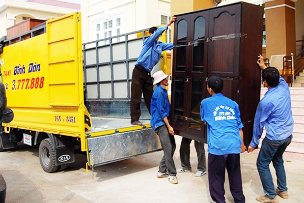 Công nhân một công ty dịch vụ chuyển nhà, văn phòng trọn gói ở Hải Phòng chuyển đồ đạc cho khách hàng. Ảnh: HÀ THU