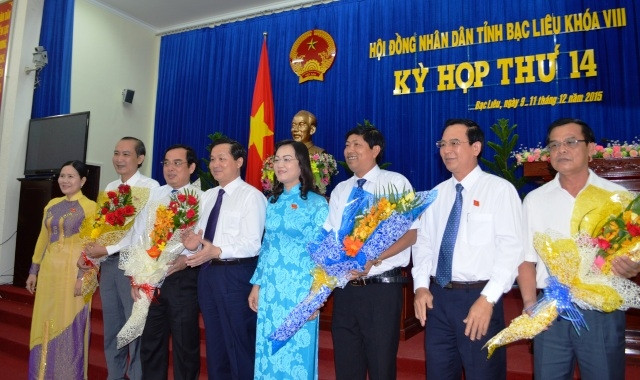 UhhBí thư Tỉnh ủy Bạc Liêu Lê Minh Khái tặng hoa chúc mừng tân lãnh đạo HĐND và UBND tỉnh.