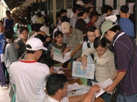 Thí sinh nộp hồ sơ tuyển sinh
vào Đại học.