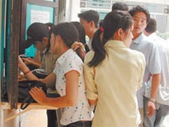 Sinh viên Trường ĐH dân lập Hồng Bàng
đóng học phí đầu năm học mới.
