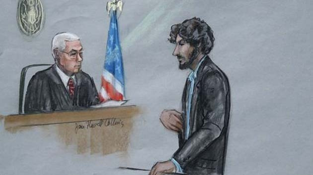 Hình vẽ minh họa Dzhokhar Tsarnaev (bên phải) trong phiên xét xử ngày 24-6-2015. (Ảnh: AP).