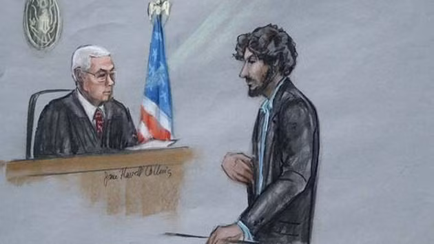 Hình vẽ minh họa Dzhokhar Tsarnaev (bên phải) trong phiên xét xử ngày 24-6-2015. (Ảnh: AP).