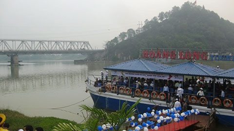 Hành khách xuống du thuyền khám phá tuyến du lịch ngược xuôi sông Mã.