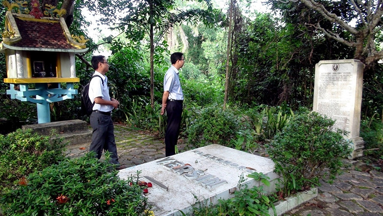 Khách du lịch viếng mộ bác sĩ Y-éc-xanh.