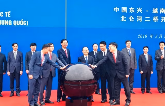 Đại biểu chính quyền hai tỉnh Quảng Ninh (Việt Nam) và tỉnh Quảng Tây (Trung Quốc) ấn nút thông quan cầu Bắc Luân II.