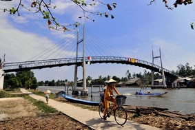 Cây cầu treo đầu tiên ở huyện Thới Bình
do người dân xây dựng, trị giá gần 3 tỷ đồng.