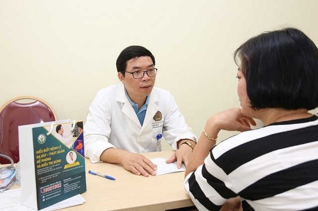 TS, BS Dương Trọng Hiền, Trưởng khoa Phẫu thuật Cấp cứu Tiêu hóa, Bệnh viện Hữu nghị Việt Đức khám cho bệnh nhân.