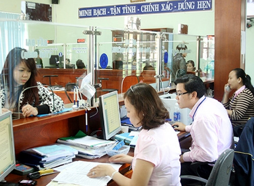 Người dân làm thủ tục tại bộ phận "một cửa điện tử" của UBND quận Cẩm Lệ (Ðà Nẵng). Ảnh: SƠN TRUNG