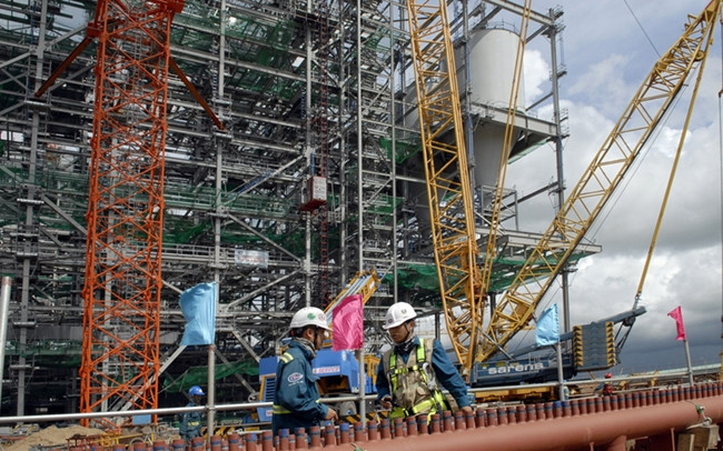 Các cán bộ, kỹ sư LILAMA thi công trên công trường Nhiệt điện Sông Hậu 1. 