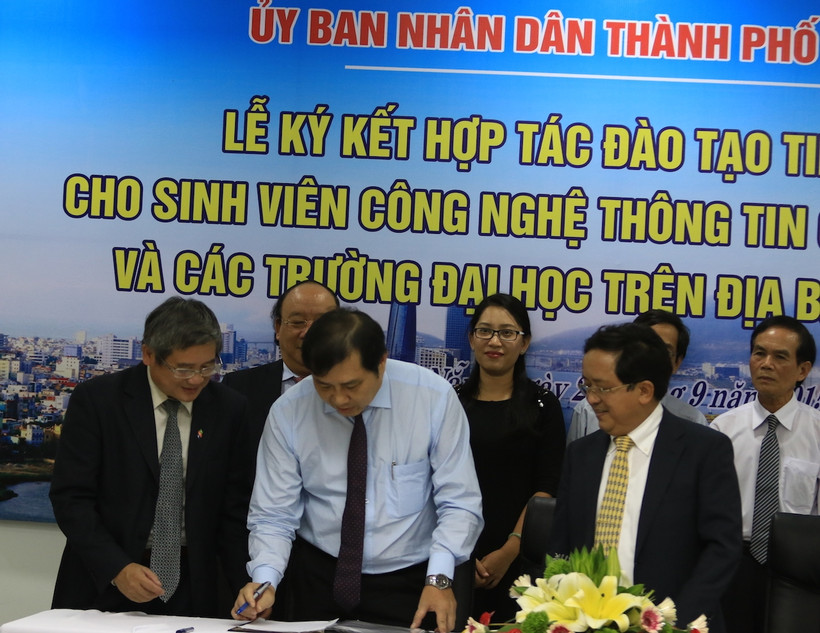 Chủ tịch UBND TP Đà Nẵng và đại diện FPT Software Đà Nẵng ký thỏa thuận hợp tác.
