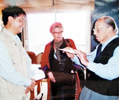 Đạo diễn Trần Cẩm với ông R.Aubrac.